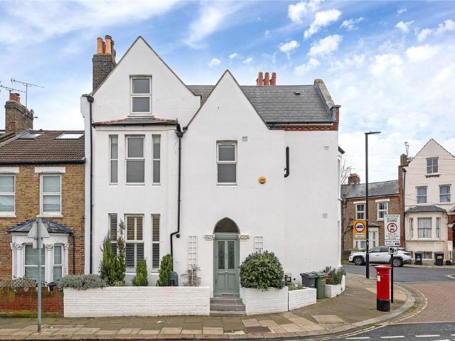 4 bedroom end of terrace house for sale