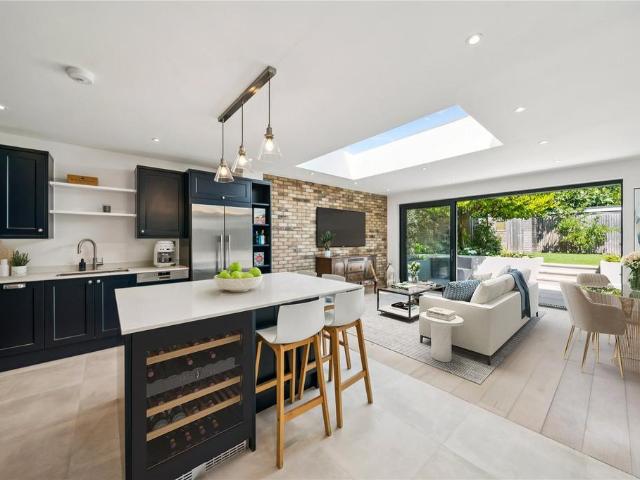4 bedroom end of terrace house for sale