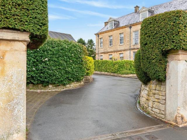 4 bedroom end of terrace house for sale