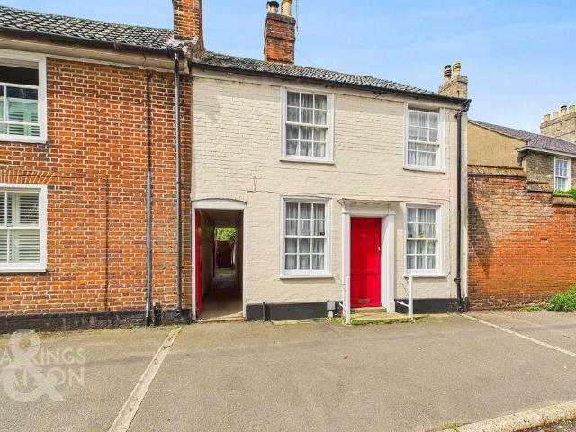 4 bedroom end of terrace house for sale