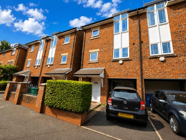 4 bedroom end of terrace house for sale