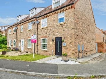 4 bedroom end of terrace house for sale