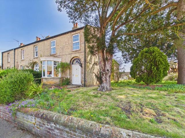 4 bedroom end of terrace house for sale