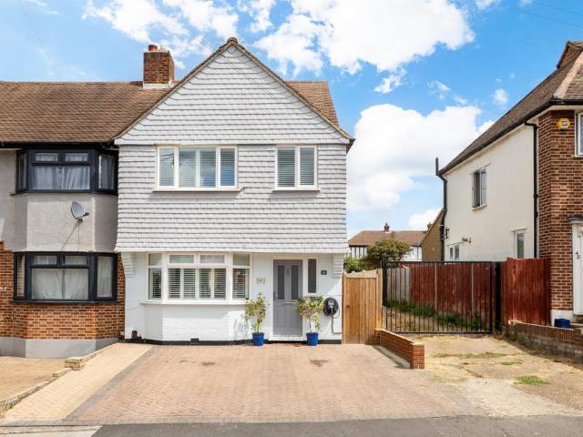 4 bedroom end of terrace house for sale