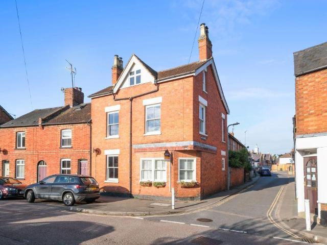 4 bedroom end of terrace house for sale