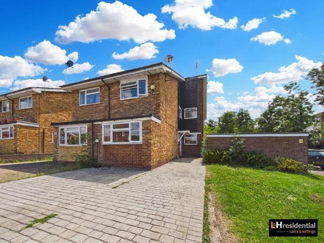 4 bedroom end of terrace house for sale