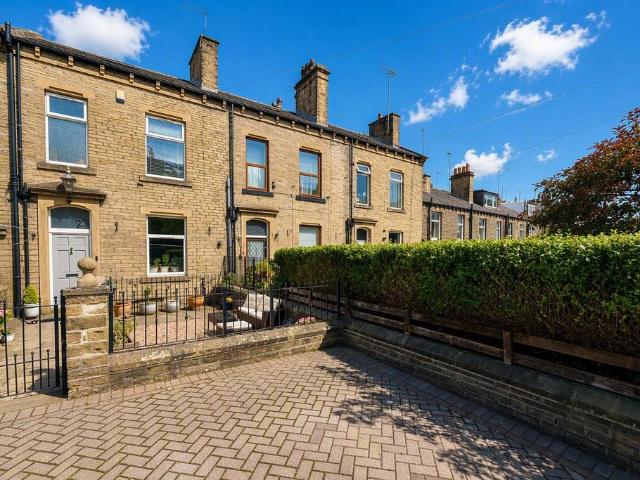 4 bedroom end of terrace house for sale