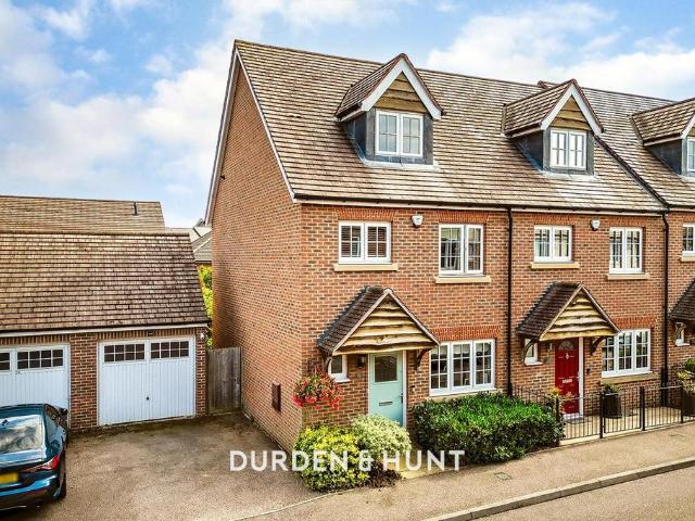 4 bedroom end of terrace house for sale