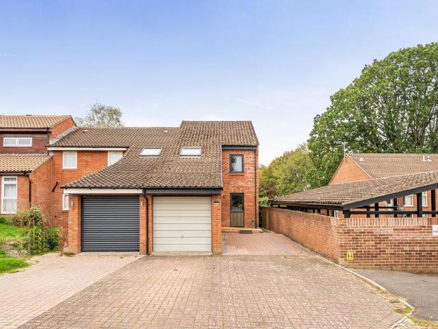 4 bedroom end of terrace house for sale