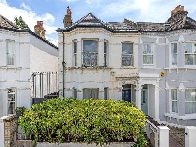 4 bedroom end of terrace house for sale