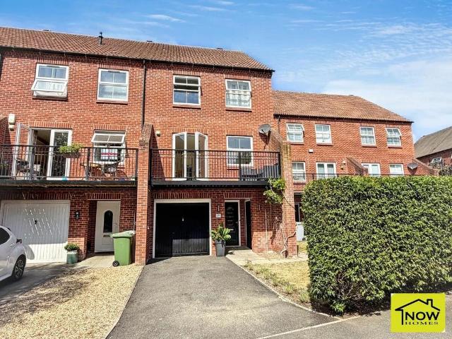 4 bedroom end of terrace house for sale