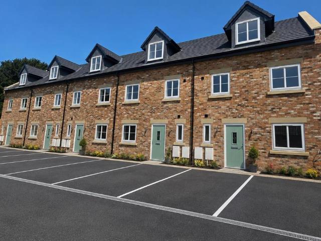 4 bedroom end of terrace house for sale