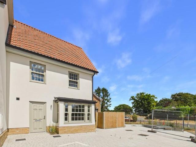 4 bedroom end of terrace house for sale