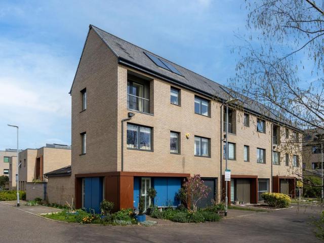 4 bedroom end of terrace house for sale