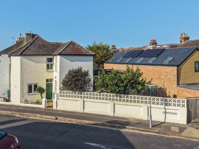 4 bedroom end of terrace house for sale