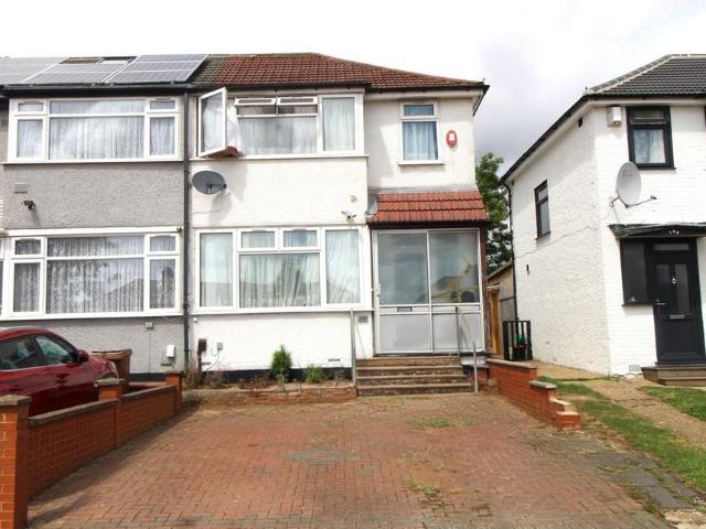 4 bedroom end of terrace house for sale