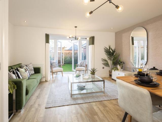 4 bedroom end of terrace house for sale