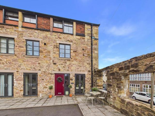 4 bedroom end of terrace house for sale