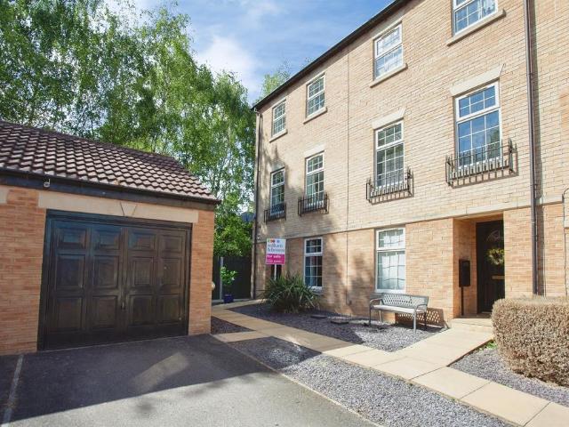 4 bedroom end of terrace house for sale
