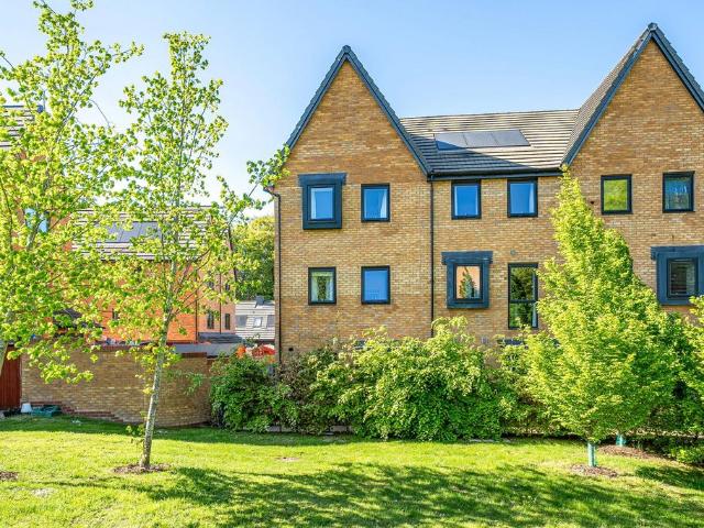 4 bedroom end of terrace house for sale