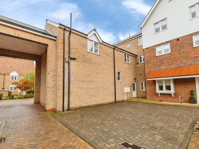 4 bedroom end of terrace house for sale