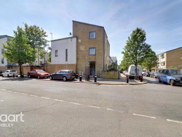 4 bedroom end of terrace house for sale