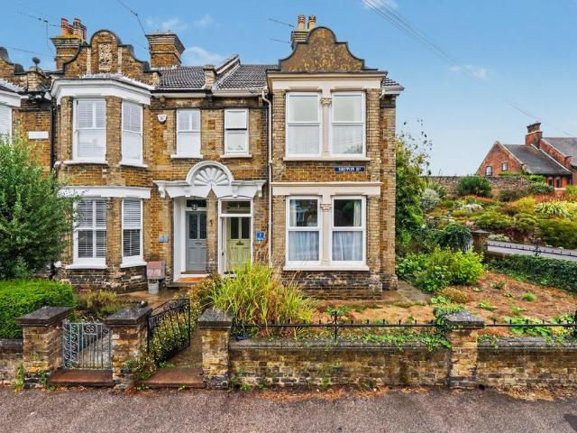 4 bedroom end of terrace house for sale