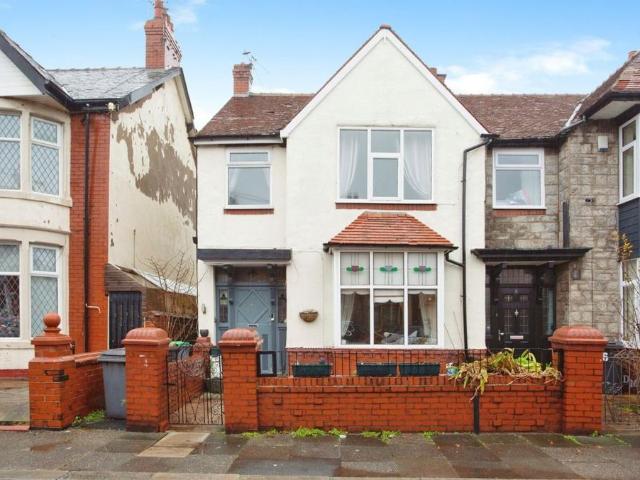 4 bedroom end of terrace house for sale