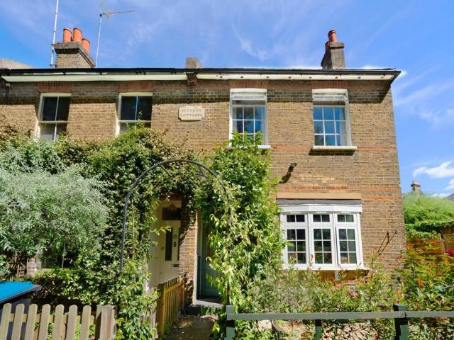 4 bedroom end of terrace house for sale