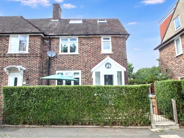 4 bedroom end of terrace house for sale