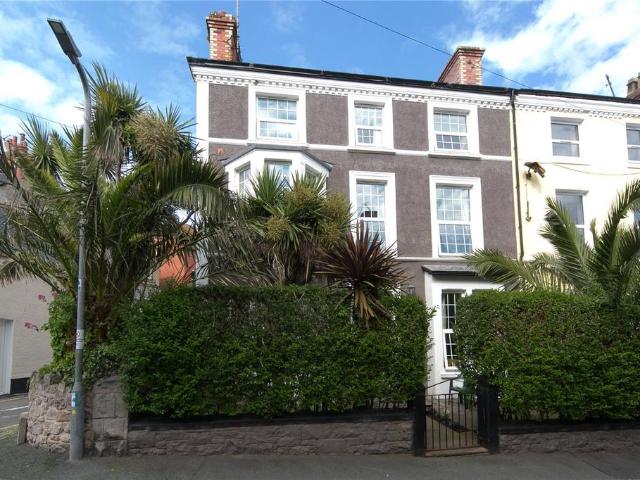 4 bedroom end of terrace house for sale