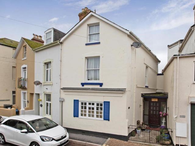 4 bedroom end of terrace house for sale