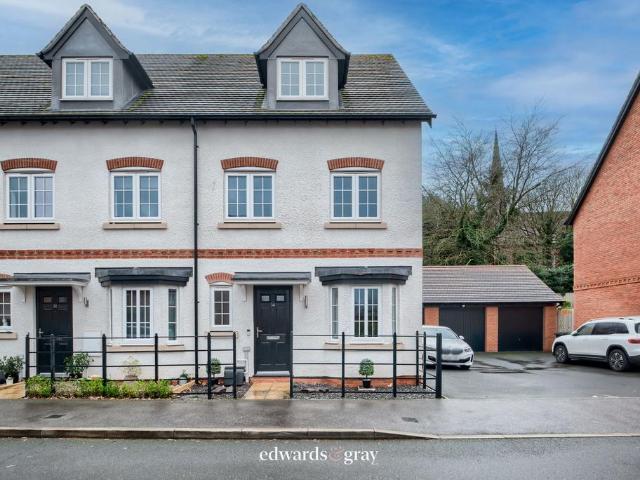 4 bedroom end of terrace house for sale