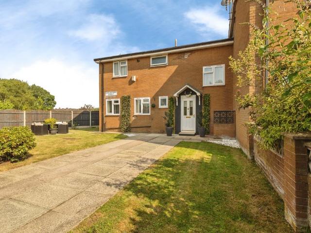 4 bedroom end of terrace house for sale