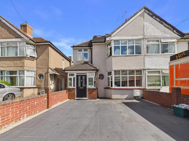 4 bedroom end of terrace house for sale