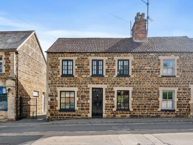 4 bedroom end of terrace house for sale