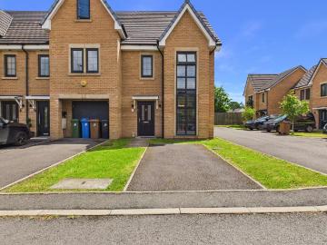 4 bedroom end of terrace house for sale