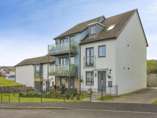 4 bedroom end of terrace house for sale
