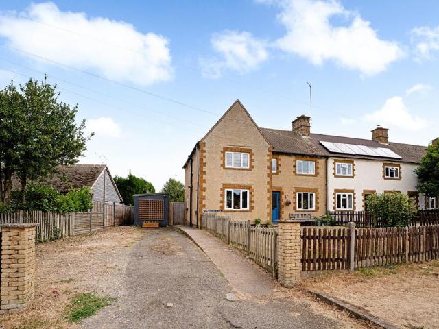 4 bedroom end of terrace house for sale