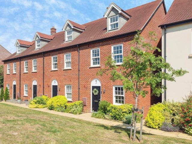 4 bedroom end of terrace house for sale