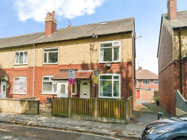 4 bedroom end of terrace house for sale