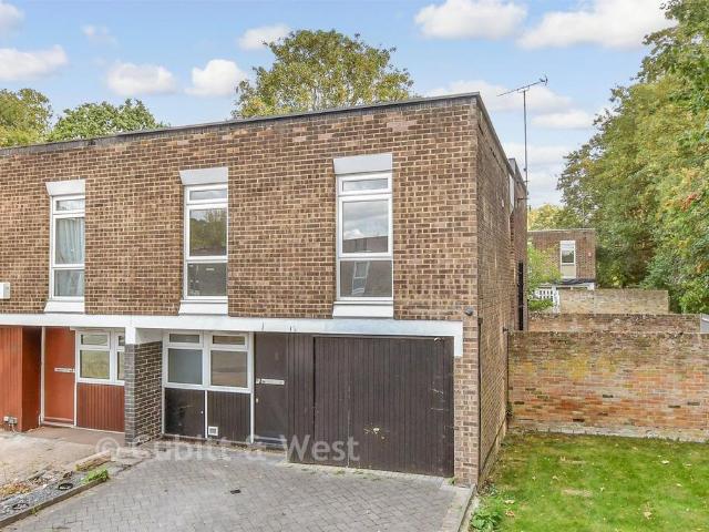 4 bedroom end of terrace house for sale