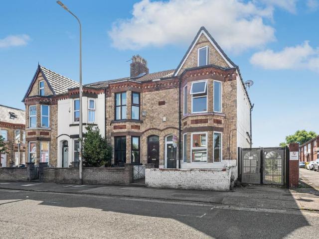 4 bedroom end of terrace house for sale