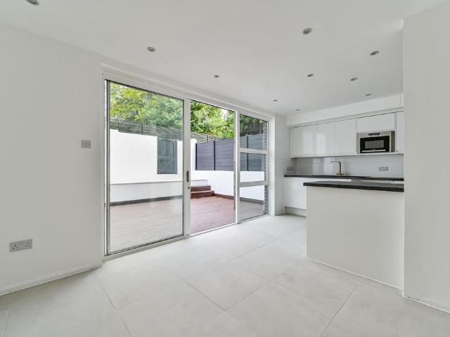4 bedroom end of terrace house for sale