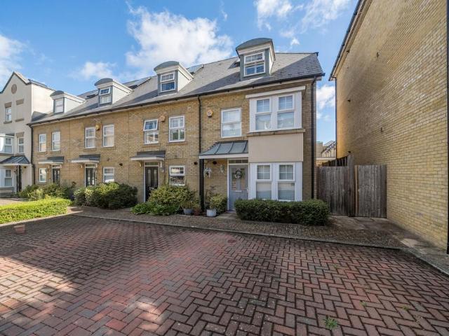 4 bedroom end of terrace house for sale