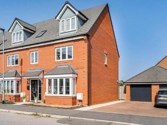 4 bedroom end of terrace house for sale