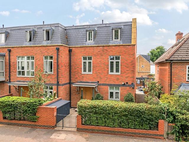 4 bedroom end of terrace house for sale