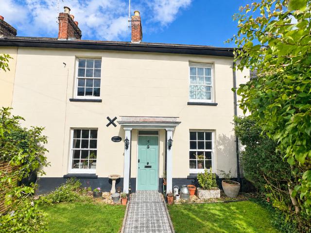 4 bedroom end of terrace house for sale