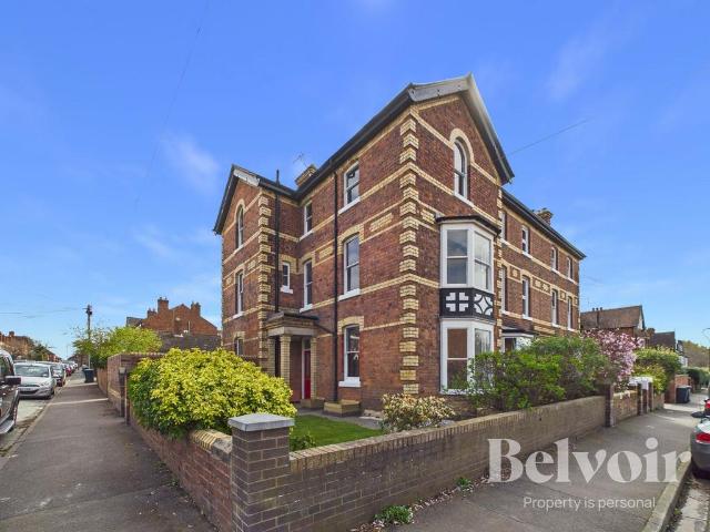 4 bedroom end of terrace house for sale