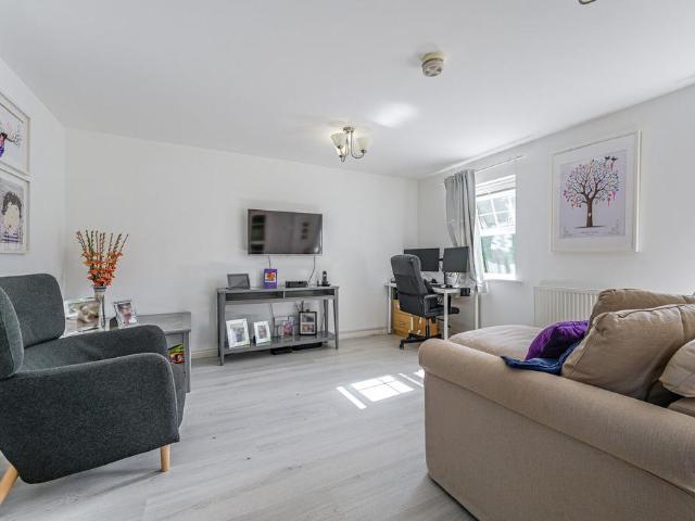 4 bedroom end of terrace house for sale